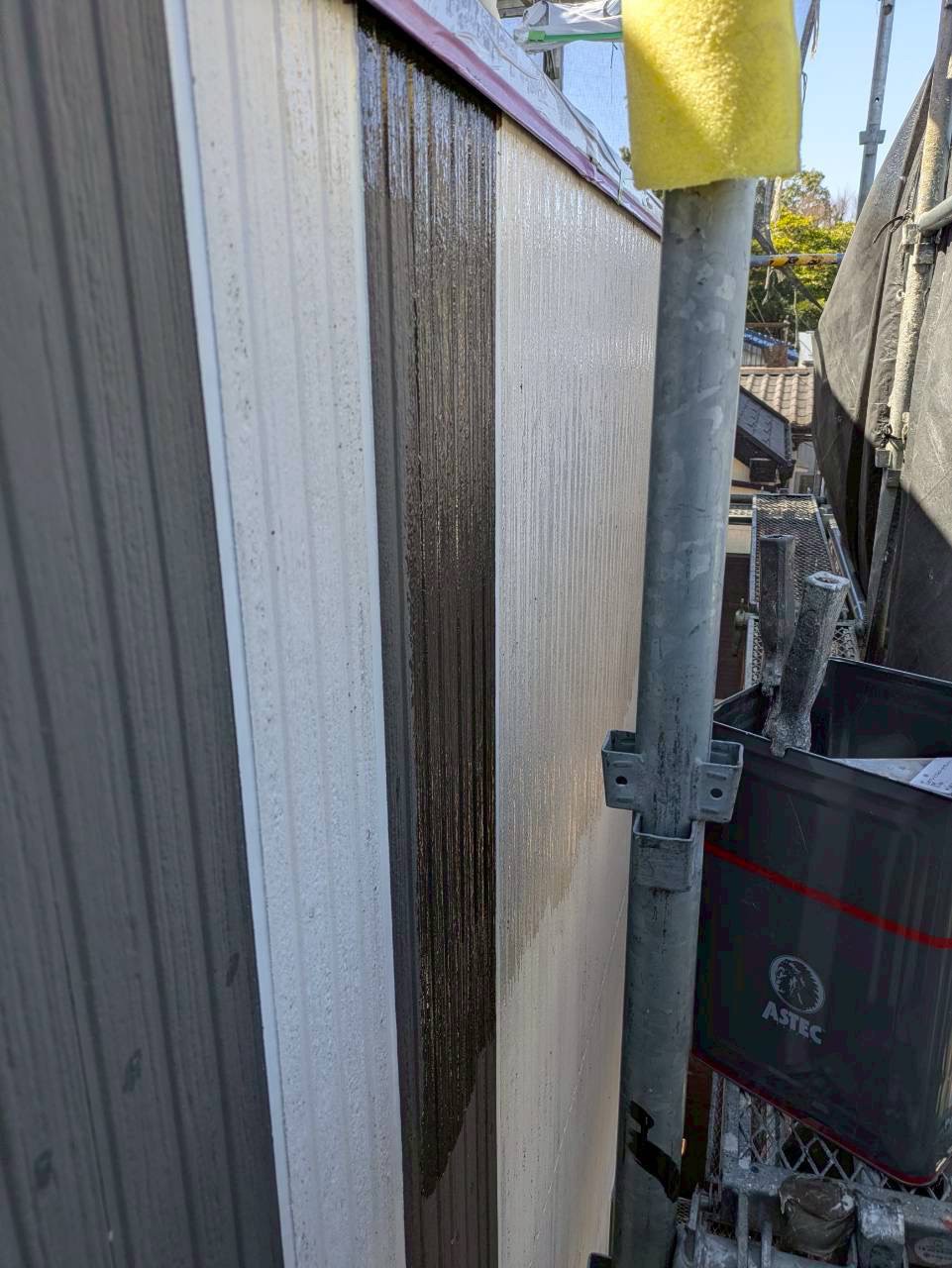 塗り分け部分を茶色い塗料で下塗り